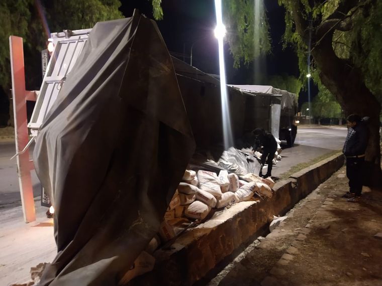 Así quedó el camión que volcó en el Parque Foto: Gentileza