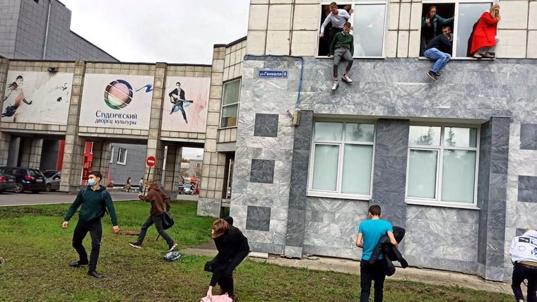 Alumnos de la universidad huyen por las ventanas. Foto: Sputnik