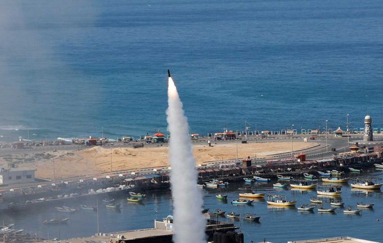 Militantes palestinos disparan un cohete contra Israel, en la ciudad de Gaza Foto: NA REUTERS Mohammed Salem