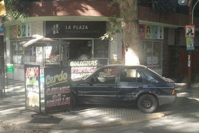 MDZol | El Ford Escort terminó en la puerta de un comercio. Foto: MDZ