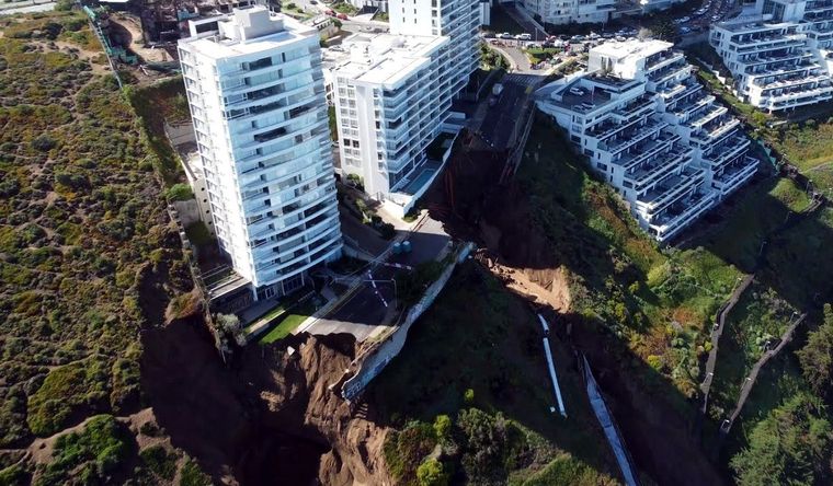 Las intensas lluvias dejaron un tremendo socavón que podría hacer colapsar un edificio Foto: Efe.