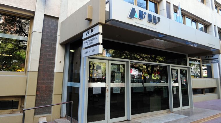 AFIP corrigió y aumentó la nómina de personas alcanzadas por el nuevo impuesto. Foto: ALF PONCE / MDZ