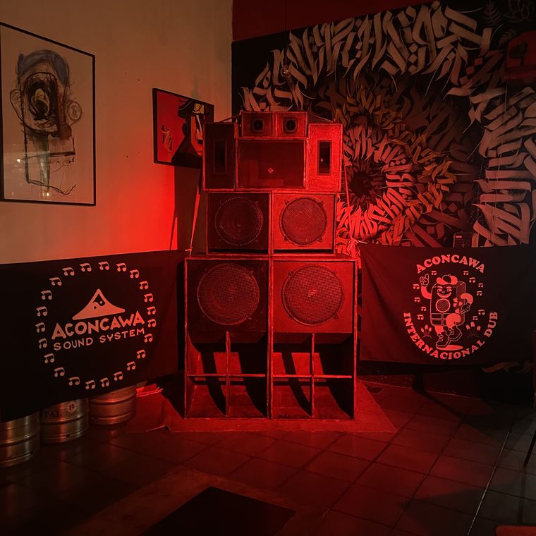 Un plano general del equipo de sonido revela la dedicación volcada en su construcción artesanal. Un plano general del equipo de sonido revela la dedicación volcada en su construcción artesanal.