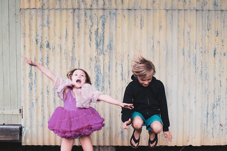 El teatro en los niños y niñas ayuda a la vinculación. Foto: Pexels