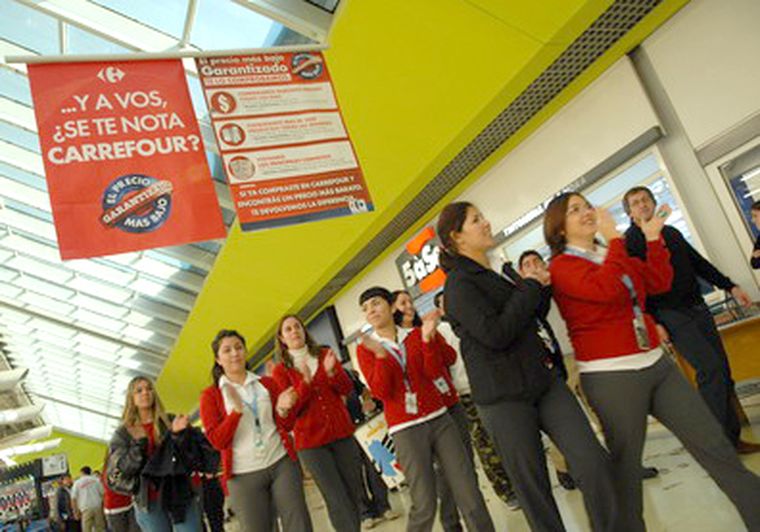 Hoy los clientes no pudieron comprar en el local de Carrefour de Belgrano y Las Heras. Foto: Marcelo Ruiz/ MDZ