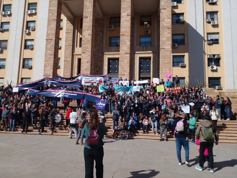Más de 250 personas, entre prestadores de servicios, profesionales de la salud y familias de personas con discapacidad reclamaron por sus derechos en la explanada de la Casa de Gobierno.