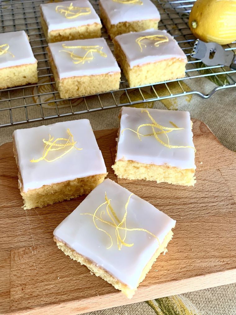 La receta de cuadraditos de limón más simple. La receta de cuadraditos de limón más simple.