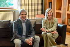 Luis Caputo junto a la reina Máxima de Países Bajos. Luis Caputo junto a la reina Máxima de Países Bajos.