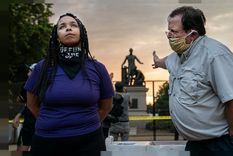Debate sobre el Monumento a la Emancipación de Lincoln por Evelyn Hockstein, Estados Unidos. Anais (26 años) aboga por la retirada del Monumento a la Emancipación junto a un hombre que desea conservarlo, en Lincoln Park, Washington DC, Estados Unidos. Foto: World Press Photo 2021