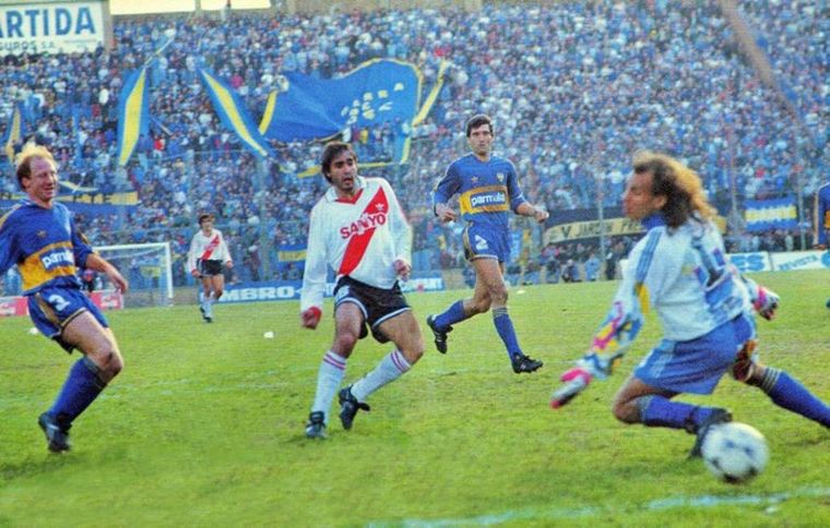 Silvani define ante la salida de Navarro Montoya y la atenta mirada de Mac Allister y Simón Foto: publicada en El Gráfico