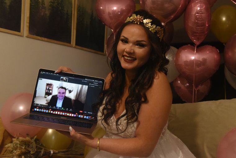 Agustina posa feliz con la imagen de Scott, su flamante esposo nortemaericano