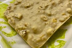 Este postre de chocolate blanco, avena, cereales y mantequilla de maní es super fácil y delicioso. Se puede hacer en un molde grande o en individuales tipo golosina. Foto: Gentileza