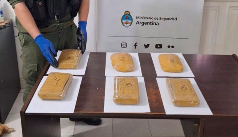 Tres kilos de cocaína desaparecieron de una comisaría en Salta y sospechan que policías cambiaron la droga por plastilina.