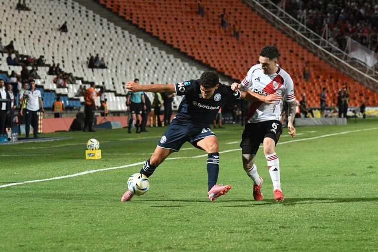 La noche acompañó un partido intenso. La noche acompañó un partido intenso.