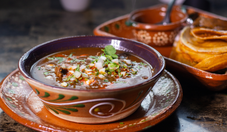 Tradicionalmente, esta receta se prepara para bodas, bautizos y fiestas patronales, ya que su cocción lenta y su sabor intenso la convierten en un plato digno de ocasiones especiales.