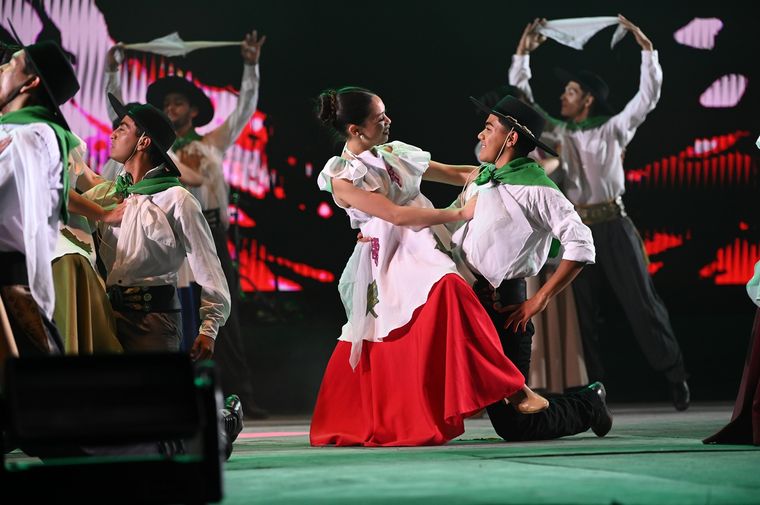 El folclore el gran protagonista de “Raíces de Vendimia – Huellas malargüinas”. El folclore el gran protagonista de “Raíces de Vendimia – Huellas malargüinas”.