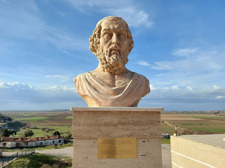 El busto de Homero en el sitio arqueológico de Troya, ubicado en la provincia de Çanakkale, Turquía El busto de Homero en el sitio arqueológico de Troya, ubicado en la provincia de Çanakkale, Turquía