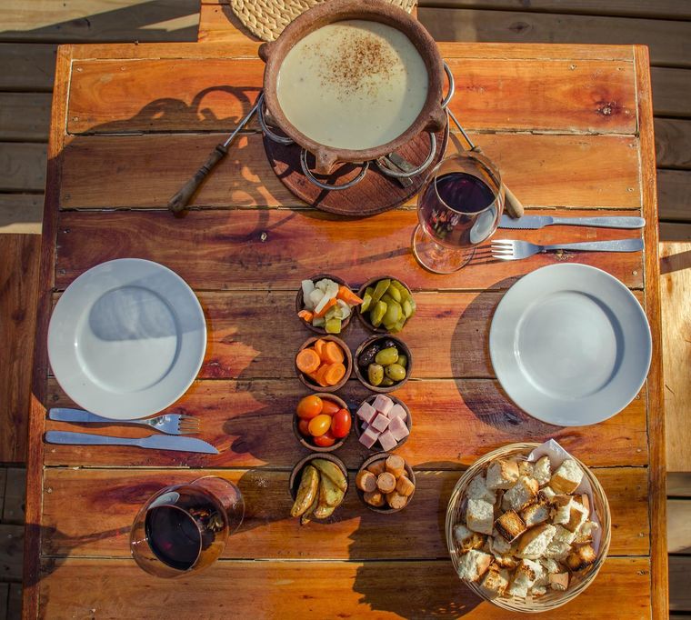 La fondue es uno de los platos típicos del Rincón Suizo. La fondue es uno de los platos típicos del Rincón Suizo.