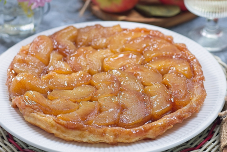 Cómo hacer esta receta de torta invertida de manzana sin horno súper fácil. Cómo hacer esta receta de torta invertida de manzana sin horno súper fácil.