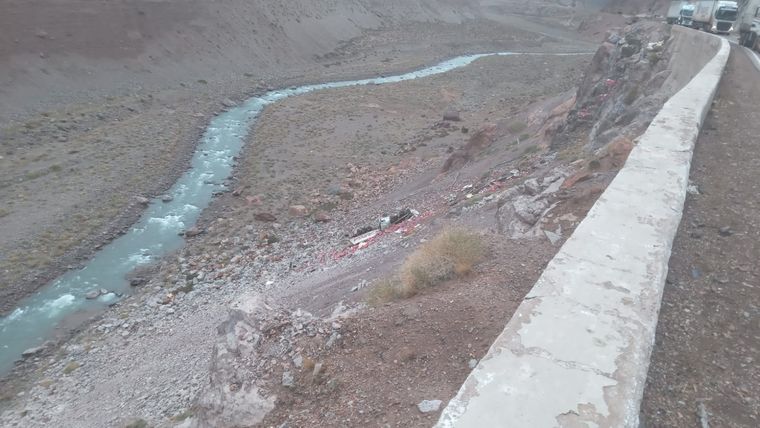 El camión tras desbarrancar en alta montaña Foto: X Osvaldo Valle
