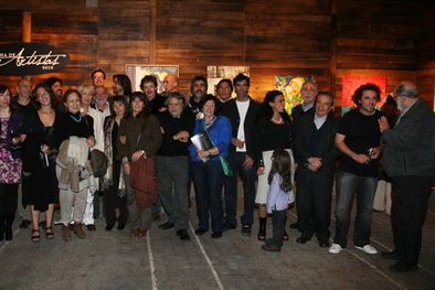MDZol | Los 27 artistas mendocinos y Eva Rodríguez, curadora de la muestra, en el cóctel de apertura. Foto: Nacho Gaffuri / MDZ
