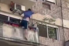 El hombre habría terminado colgado de un balcón en el cuarto piso por un presunto consumo nocivo de estupefacientes. El hombre habría terminado colgado de un balcón en el cuarto piso por un presunto consumo nocivo de estupefacientes.