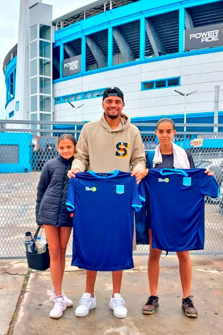 Romero junto a sus hijas en Racing y las camisetas de tenis del club. Foto: @TenisRacingClub