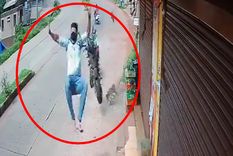 En uno de los videos, una de las víctimas sale volando varios metros