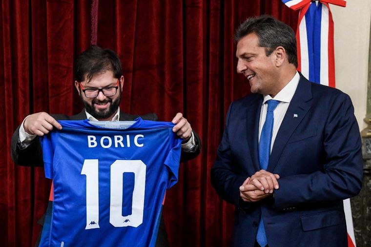 Massa le regaló a Boric una camiseta de Tigre.