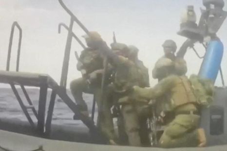 Un video transmitido en directo por la Flotilla Global Sumud mostró a comandos israelíes abordando un barco el lunes. Un video transmitido en directo por la Flotilla Global Sumud mostró a comandos israelíes abordando un barco el lunes.