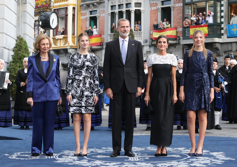 La princesa Leonor ha compartido impecables looks con la prensa real. Foto: Twitter @CasaReal