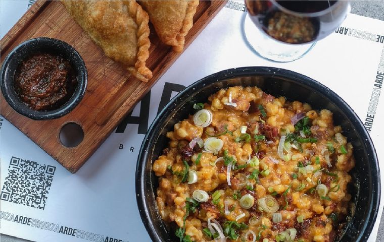 Federico Nudelman, cocinero de Arde Brasas comparte todos los secretos para hacer el típico locro argentino en casa. Foto: Instagram @ardebrasas