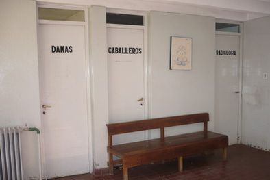 MDZol | Un solo baño funciona en el viejo edificio. Foto: MDZ/Carolina Pavón