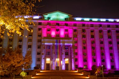 MDZol | La Casa de gobierno de Mendoza, en el día contra la homofobia, lesbofobia, transfobia y bifobia. Foto: Gobierno de Mendoza