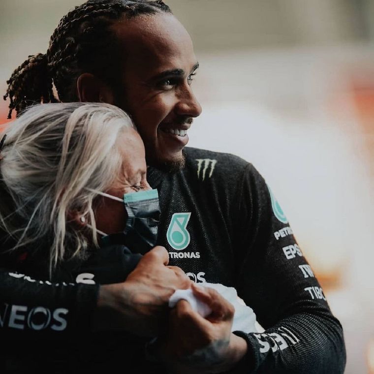 Lewis Hamilton y Angela Cullen. Foto: Mario Renzi
