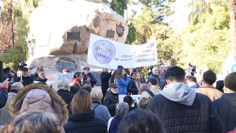 La marcha de jubilados de los miércoles en Mendoza. Imagen de archivo. 