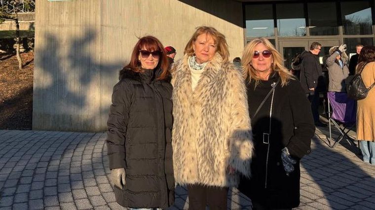 Ellen Muñoz, Peggy Gould y Debra Timms llegaron desde distintos puntos de Long Island para ver a un asesino en serie -que durante mucho tiempo las aterrorizó- declararse culpable de ocho asesinatos.
