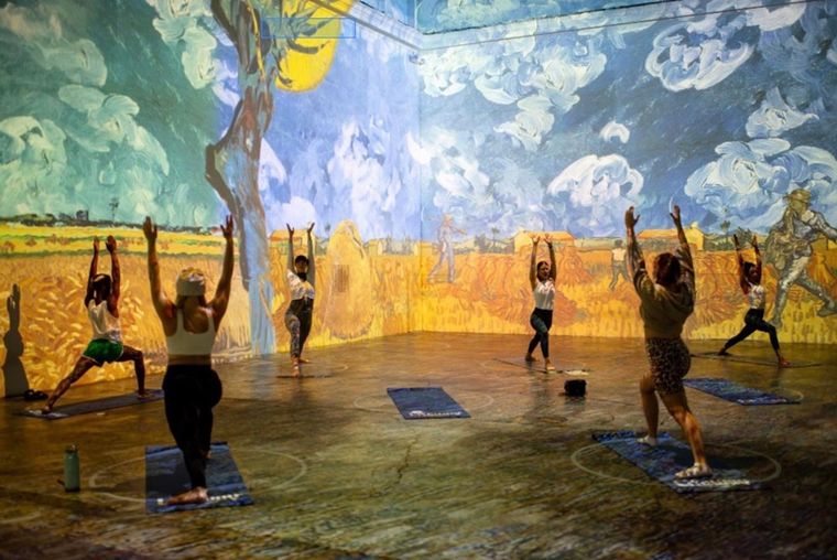 Clases de yoga dentro de la muestra “Immersive Van Gogh”. Foto: Instagram