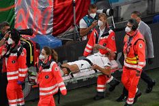 Leonardo Spinazzola es retirado del campo en camilla. Foto: @EURO2020