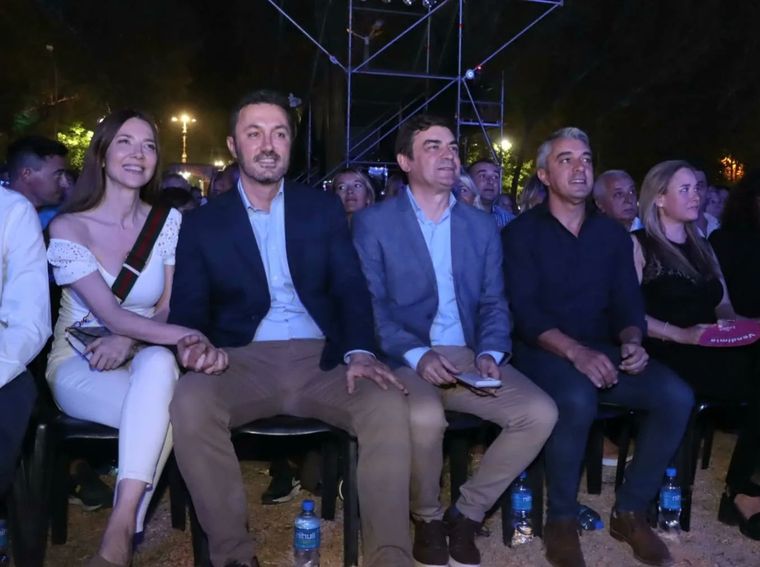 Luis Petri junto a Omar De Marchi en la Vendimia de Luján. Foto: Twitter Sebastián Bragagnolo