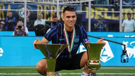 Lautaro Martínez posa con los dos trofeos que ganó en la temporada: el Scudetto de la Serie A 2025/2026 y la Copa Italia 2025/2026. Lautaro Martínez posa con los dos trofeos que ganó en la temporada: el Scudetto de la Serie A 2025/2026 y la Copa Italia 2025/2026.