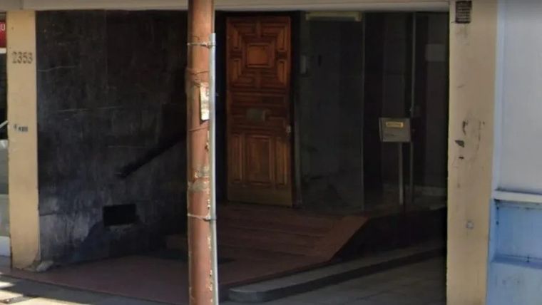 La mujer fue encontrada muerta en el departamento con severos golpes