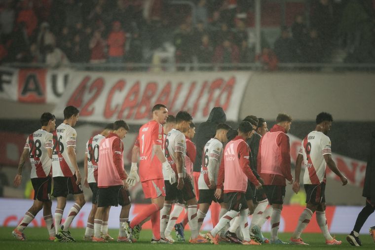 Los hinchas de River explotaron: cuarta derrota al hilo en el campeonato, insultos y clima caliente en el Monumental. &nbsp;