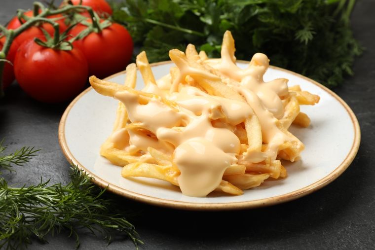 El queso cheddar se originó en el pueblo de Cheddar, Inglaterra, en el siglo XII. Su combinación en esta receta con papas fritas la hacen irresistibles El queso cheddar se originó en el pueblo de Cheddar, Inglaterra, en el siglo XII. Su combinación en esta receta con papas fritas la hacen irresistibles