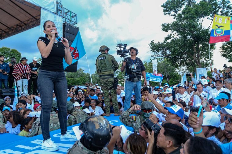 Luis González, la candidata que puede llevar al correísmo al poder Foto: EFE