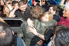 Mercedes Llano abrazada a Javier Milei. Foto: Facebook Partido Democrata