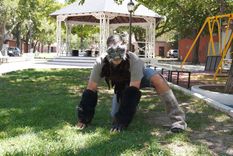 Una extraña expresión personal se encuentra con la barrera de los prejuicios de la sociedad.