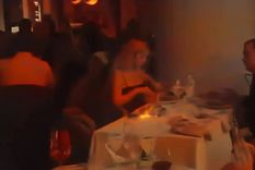 Fabiola Yañez durante una cena el 31 de diciembre. Foto: Captura de video