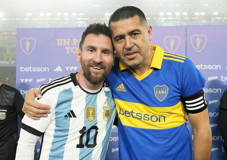 El GOAT dijo presente en el homenaje al 10. Foto: Boca Juniors