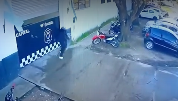 La secuencia fue captada por una cámara de seguridad de la zona.